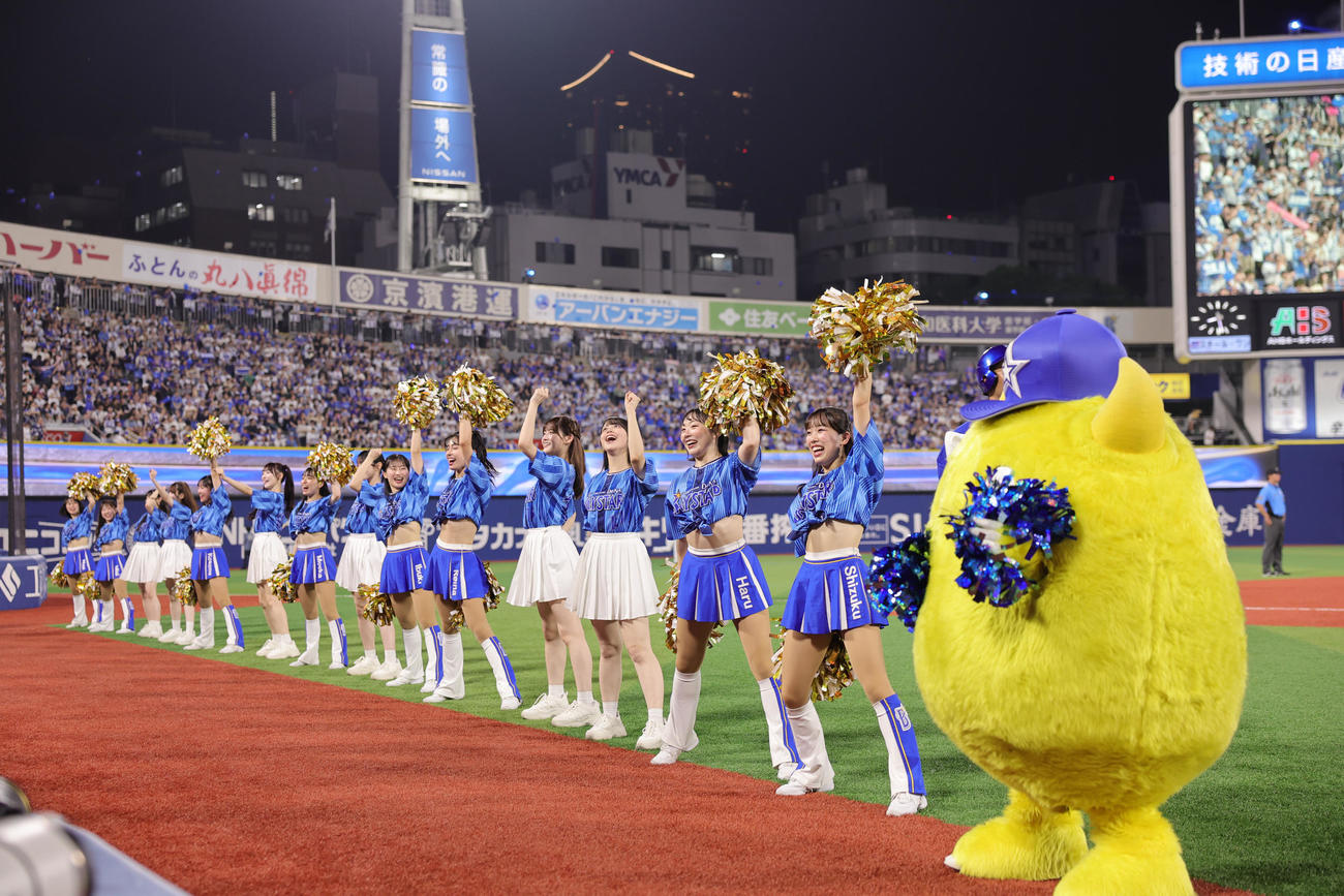 DeNA対西武　dianaと盛り上げる＝LOVE（撮影・野上伸悟）