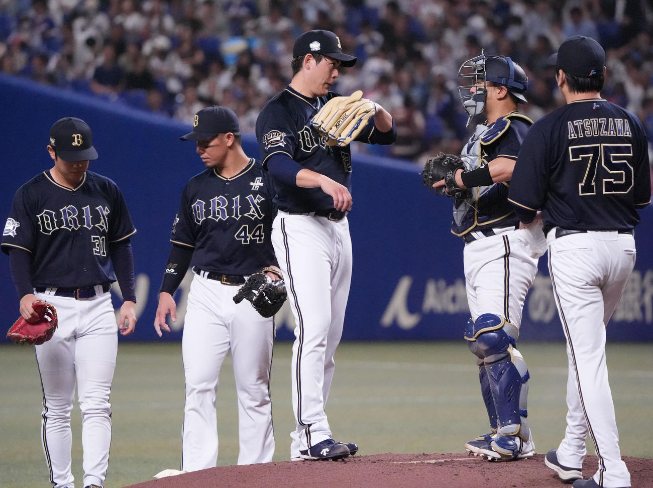中日対オリックス　4回裏中日無死一塁、マウンド上の九里（中央）のもとに集まるオリックスナイン（撮影・森本幸一）
