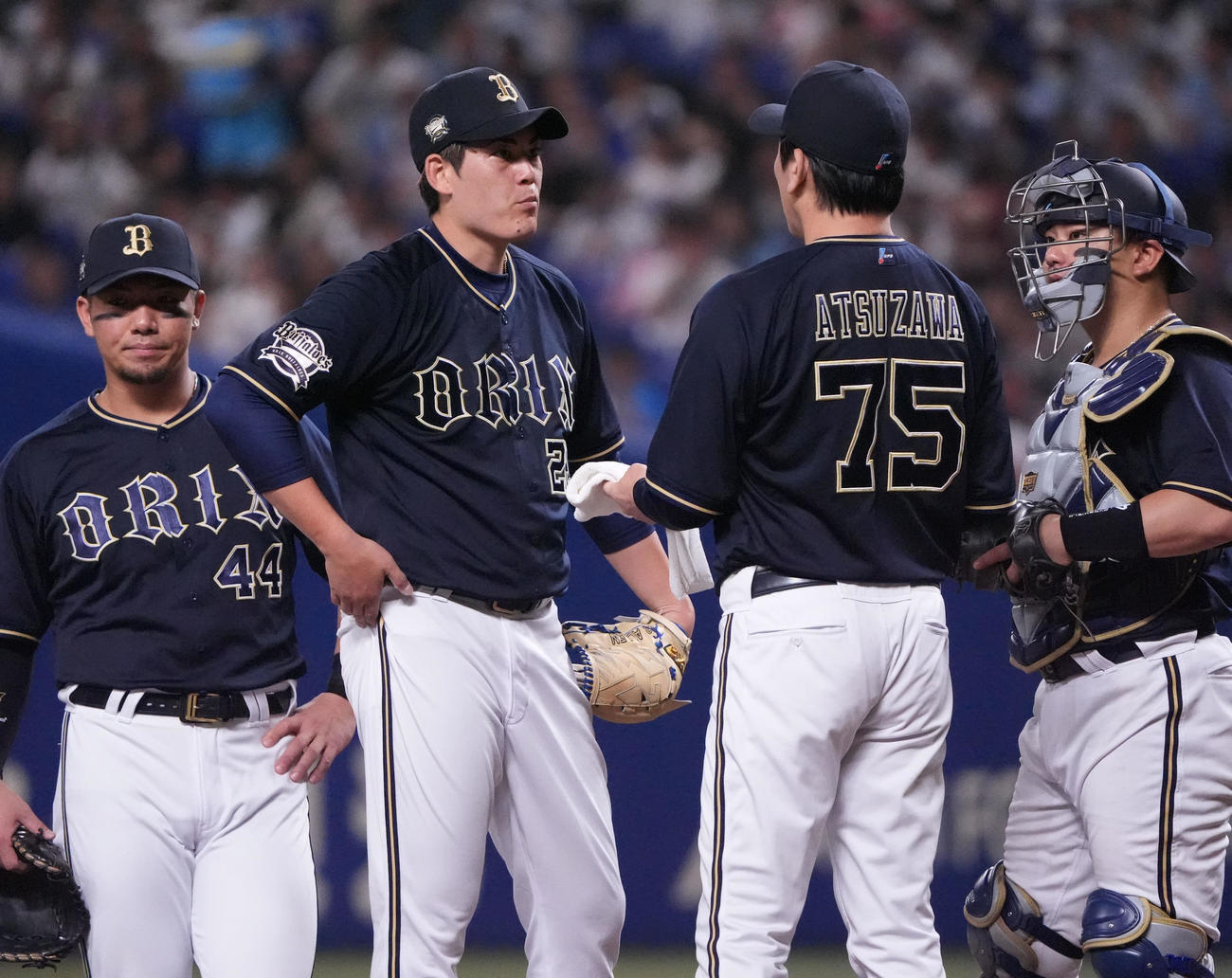 中日対オリックス　4回裏中日無死一塁、マウンド上の九里（左から2人目）のもとに集まるオリックスナイン（撮影・森本幸一）