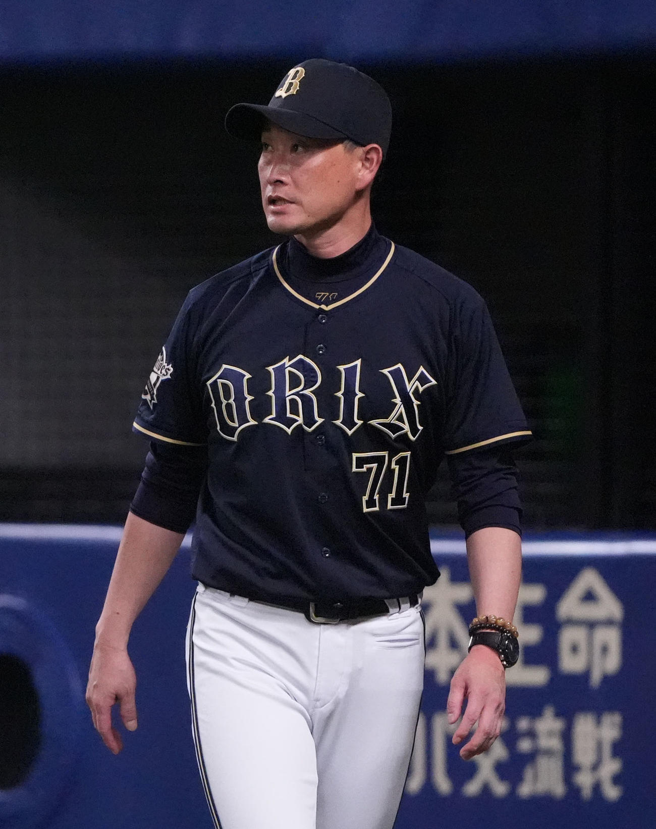 中日対オリックス　5回表終了、岸田監督（右）は選手交代を告げる（撮影・森本幸一）