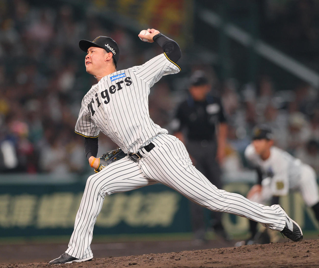 阪神対ロッテ　8回表に登板する及川（撮影・上山淳一）