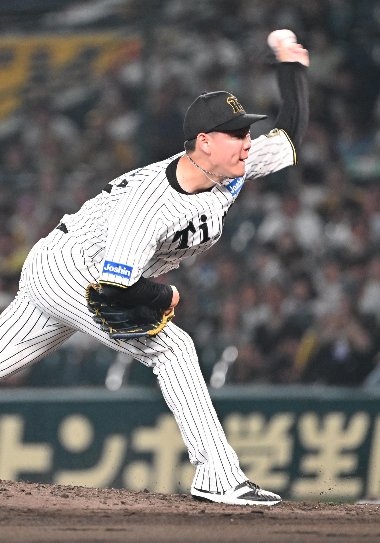 阪神対ロッテ　8回に登場する阪神及川（撮影・和賀正仁）