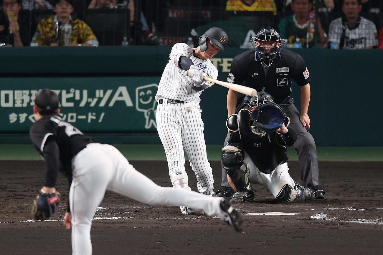 阪神対ロッテ　6回裏阪神無死、右翼線へ二塁打を放つ小幡。投手菊地（撮影・前田充）