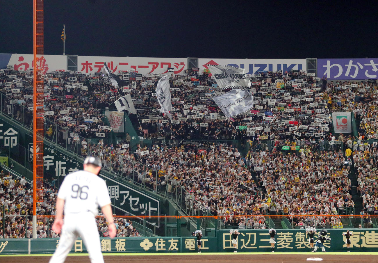 阪神対ロッテ　ラッキー7で盛り上がるロッテファン（撮影・上山淳一）