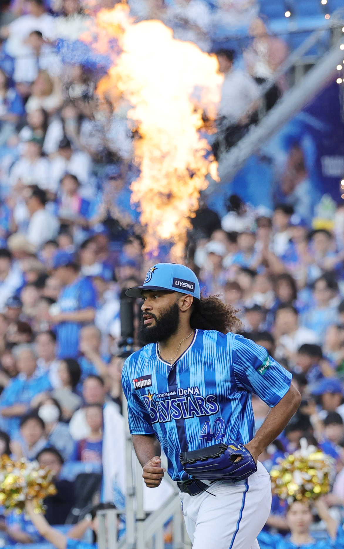 DeNA対西武　1回表のマウンドに向かうDeNA先発のジャクソン（撮影・野上伸悟）