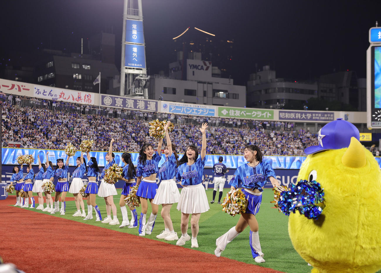 DeNA対西武　dianaと盛り上げる＝LOVE（撮影・野上伸悟）