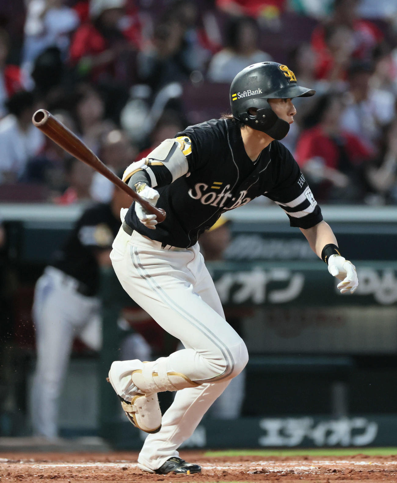 広島対ソフトバンク　4回表ソフトバンク1死三塁、周東は中前適時打を放つ（撮影・加藤孝規）