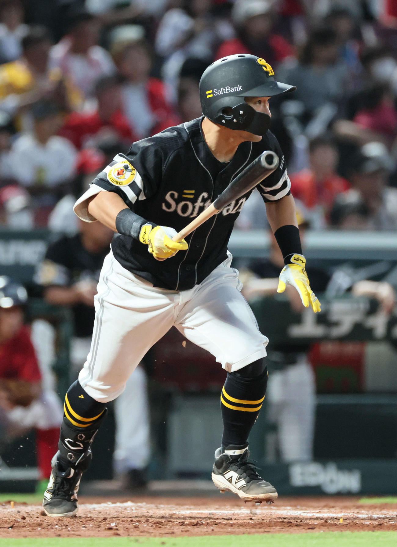 広島対ソフトバンク　4回表ソフトバンク2死一、二塁、中村は適時二塁打を放つ（撮影・加藤孝規）