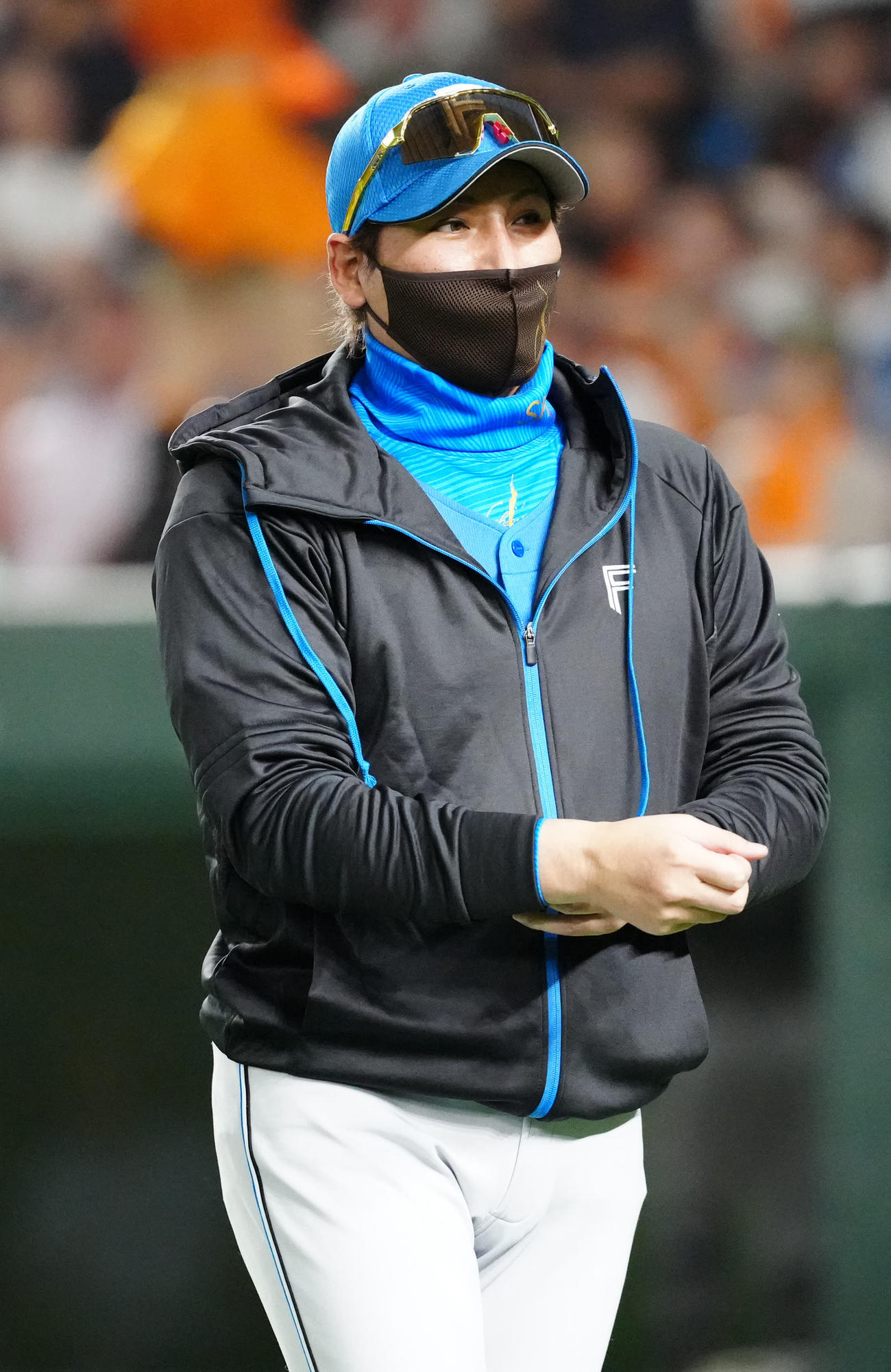 巨人対日本ハム　7回裏開始前、選手交代を告げベンチに引き揚げる日本ハム新庄監督（撮影・江口和貴）
