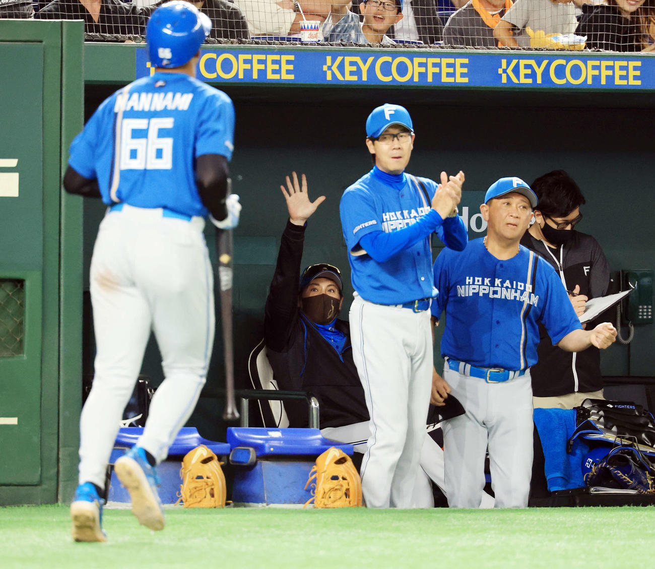 巨人対日本ハム　5回表日本ハム2死三塁、上川畑の適時打で生還した万波（手前左）に手を広げ迎える新庄監督（奥）（撮影・浅見桂子）