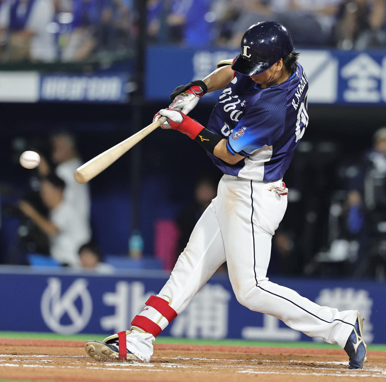 DeNA対西武　6回表西武2死一塁、右前打を放つ仲田（撮影・野上伸悟）