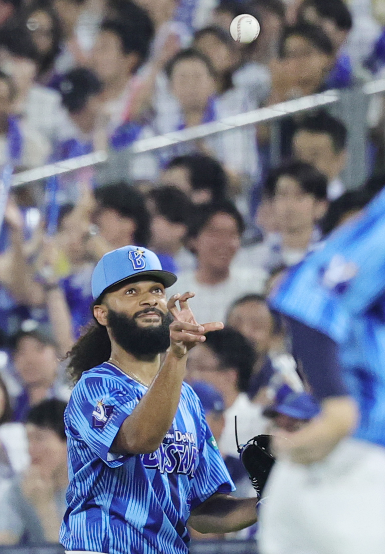 DeNA対西武　6回表を終えボールを返すDeNAジャクソン（撮影・野上伸悟）