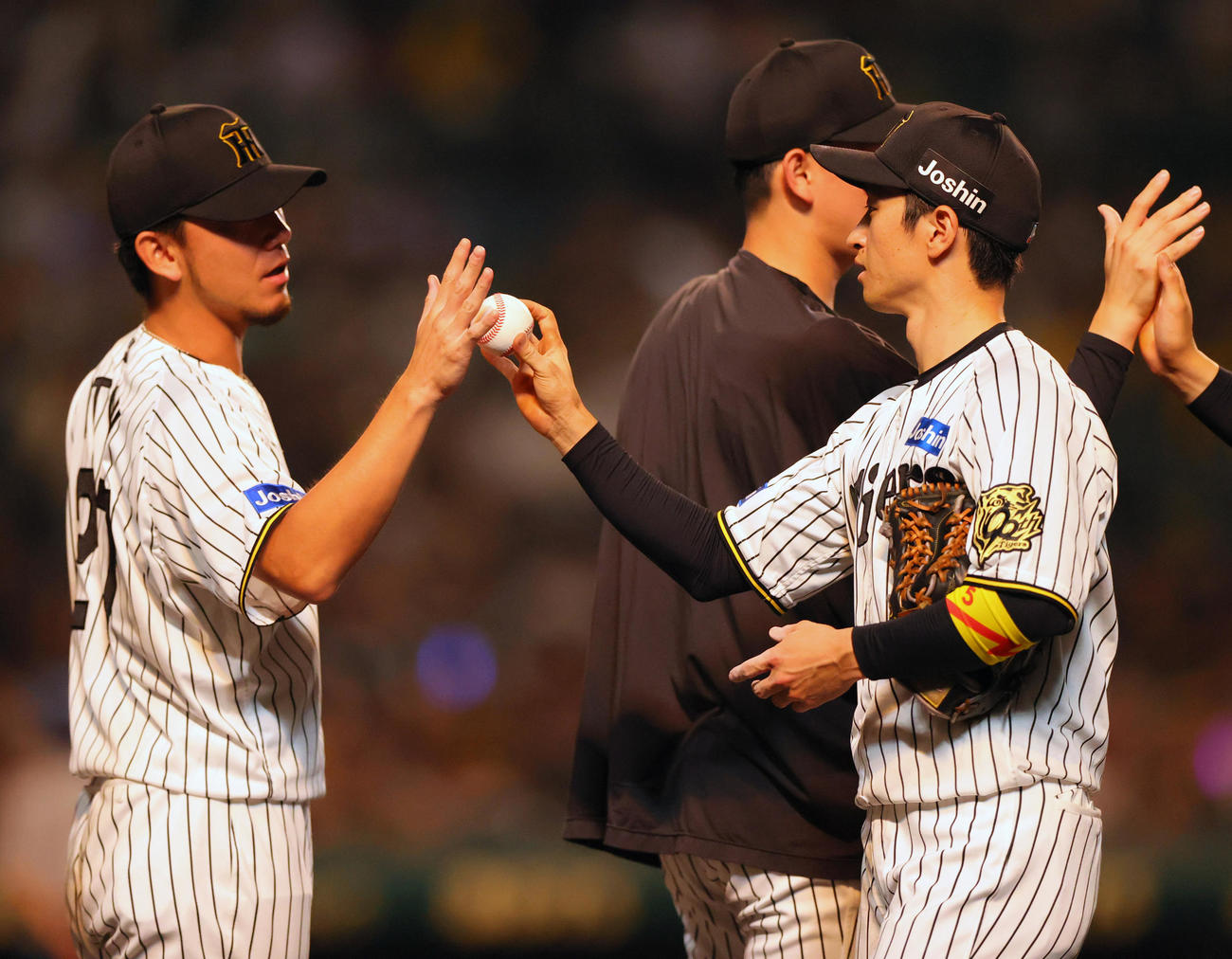 阪神対ロッテ　ロッテに勝利した伊藤将（左）は近本からウイニングボールを受け取る（撮影・上山淳一）