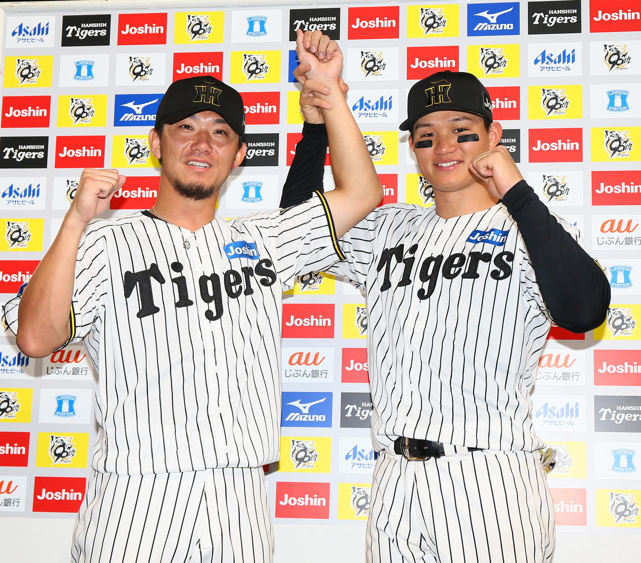 阪神対ロッテ　ロッテに勝利し、お立ち台でガッツポーズを決める伊藤将（左）と森下（撮影・上山淳一）