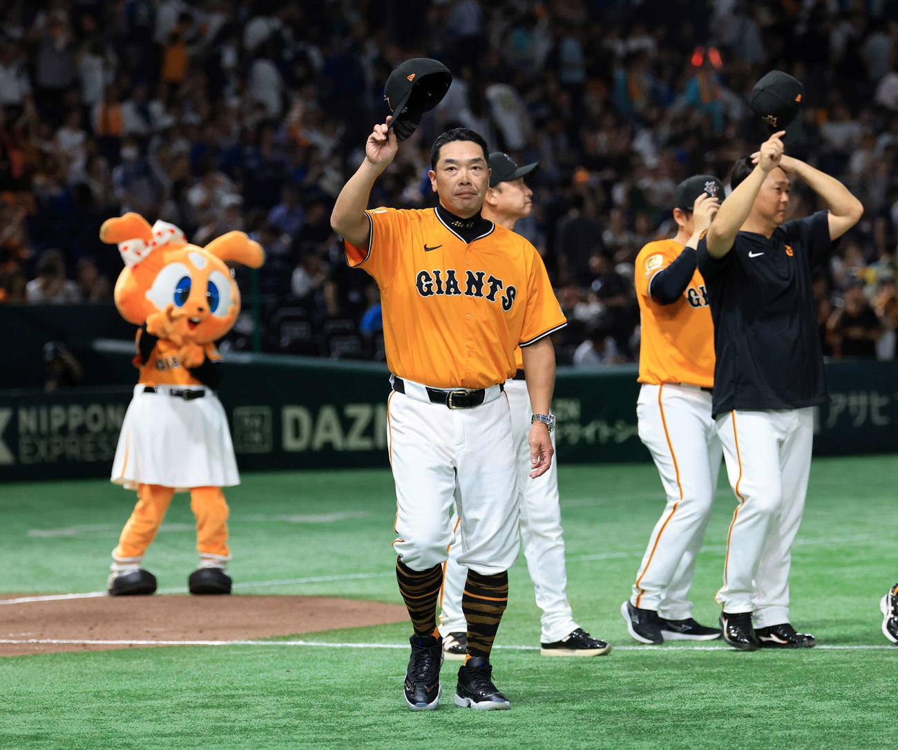 巨人対日本ハム　連敗ストップでスタンドにあいさつする巨人阿部監督（撮影・浅見桂子）