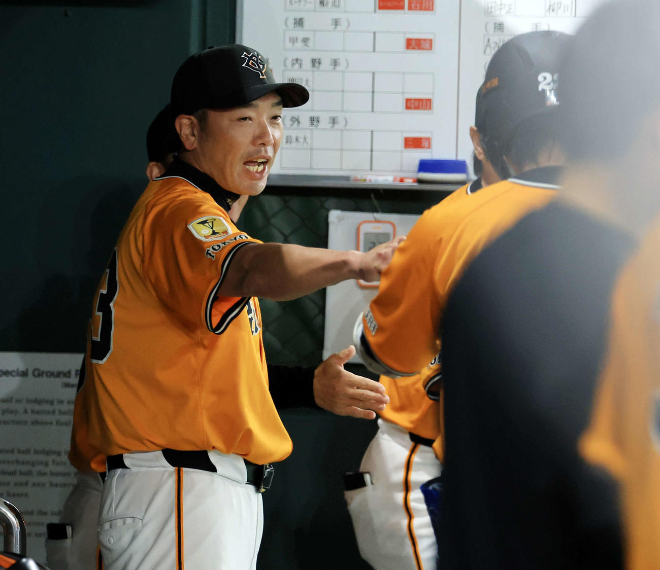 巨人対日本ハム　7回裏巨人無死一塁、小林（右）が送りバントを決めグータッチする阿部監督（撮影・浅見桂子）