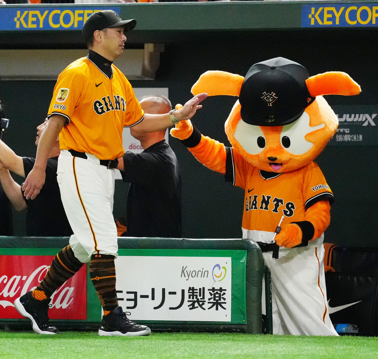 巨人対日本ハム　試合後、ジャビットとタッチを交わす巨人阿部監督（撮影・江口和貴）