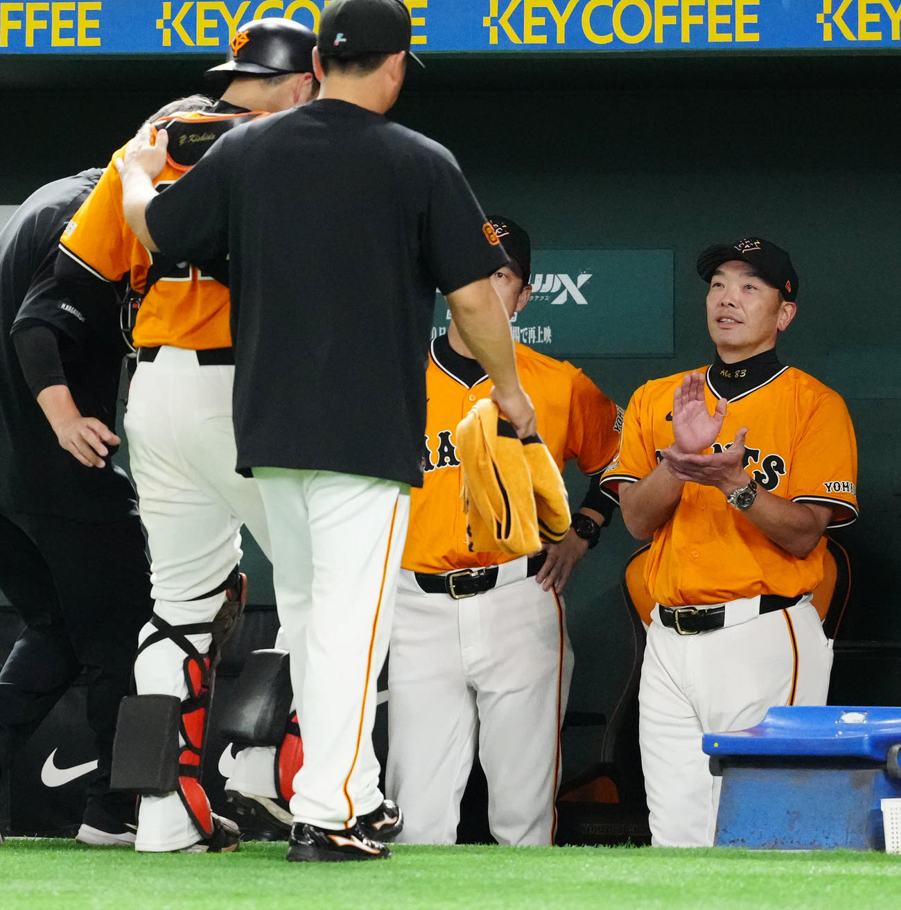 巨人対日本ハム　9回表、治療に向かう巨人捕手岸田を心配する阿部監督（右）（撮影・江口和貴）