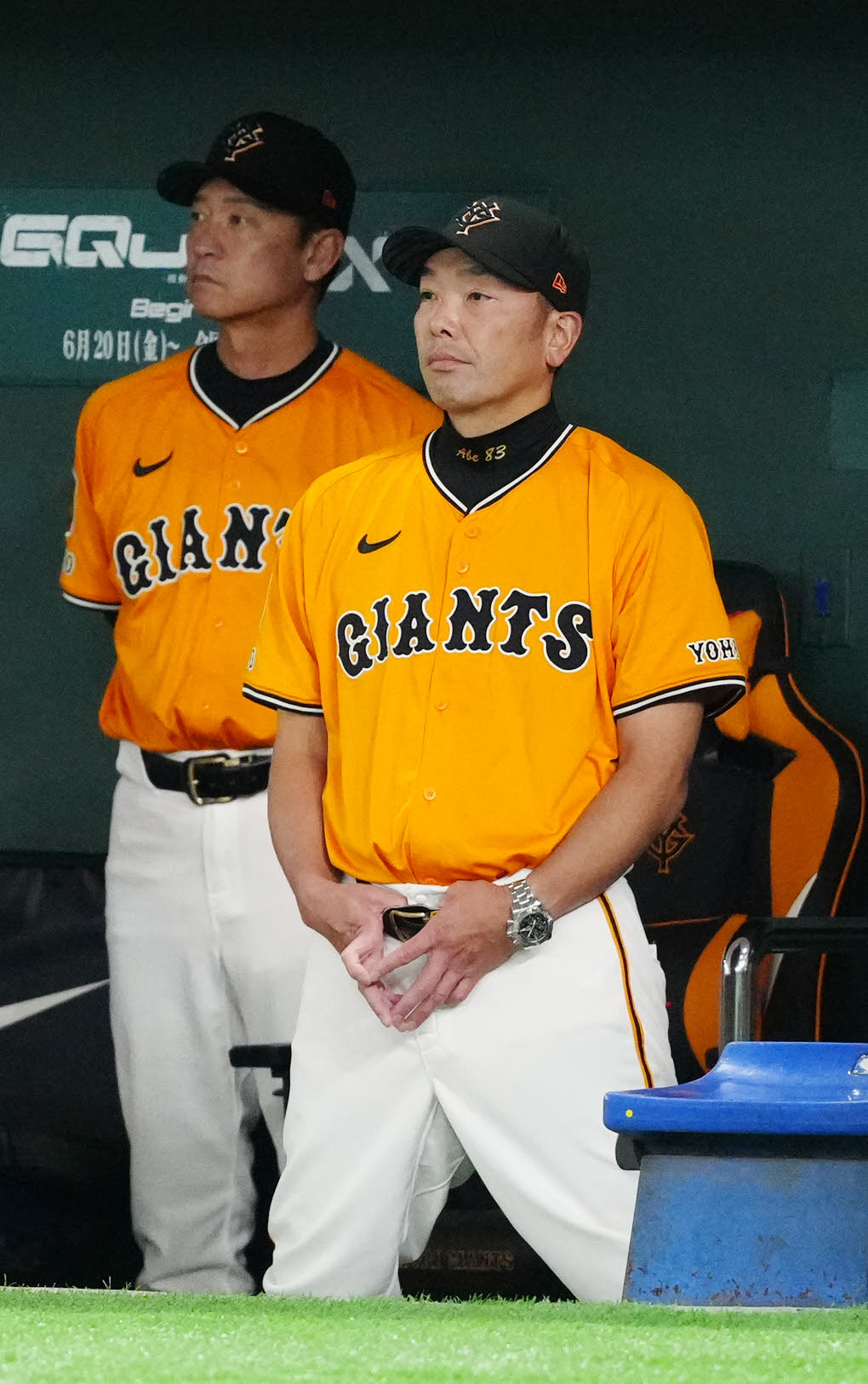 巨人対日本ハム　5回表日本ハム2死三塁、西舘が上川畑に先制適時打を浴び、ベンチで厳しい表情の阿部監督（右）（撮影・江口和貴）