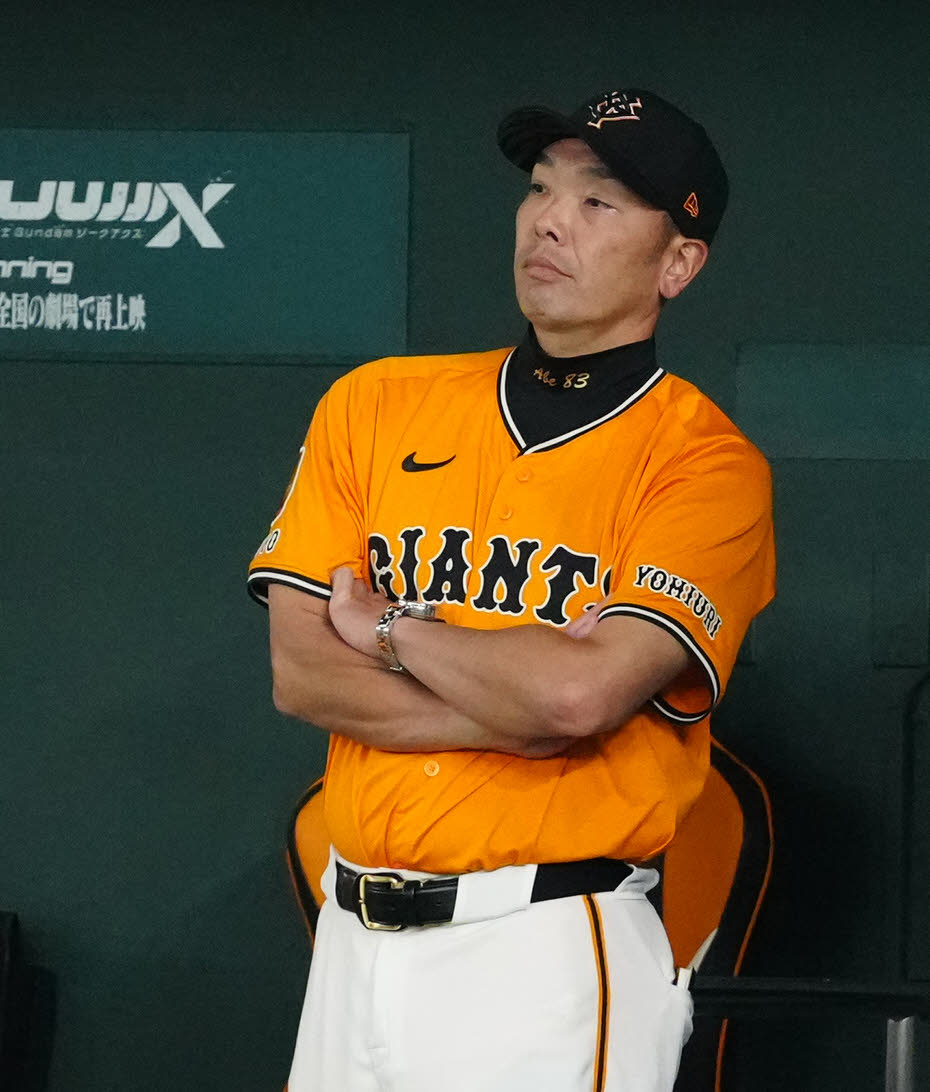 巨人対日本ハム　5回表、ベンチで厳しい表情の巨人阿部監督（撮影・江口和貴）