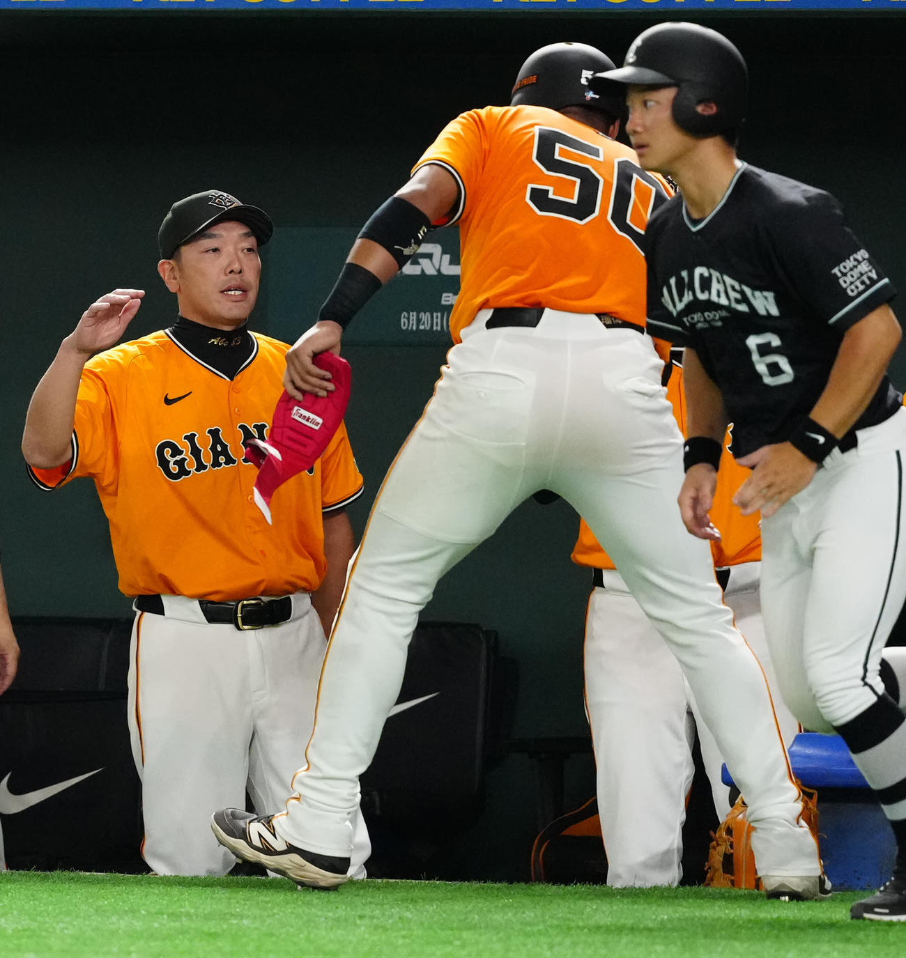 巨人対日本ハム　7回裏巨人1死二塁、丸の適時二塁打で生還したオコエ（中央）とタッチを交わす阿部監督（撮影・江口和貴）