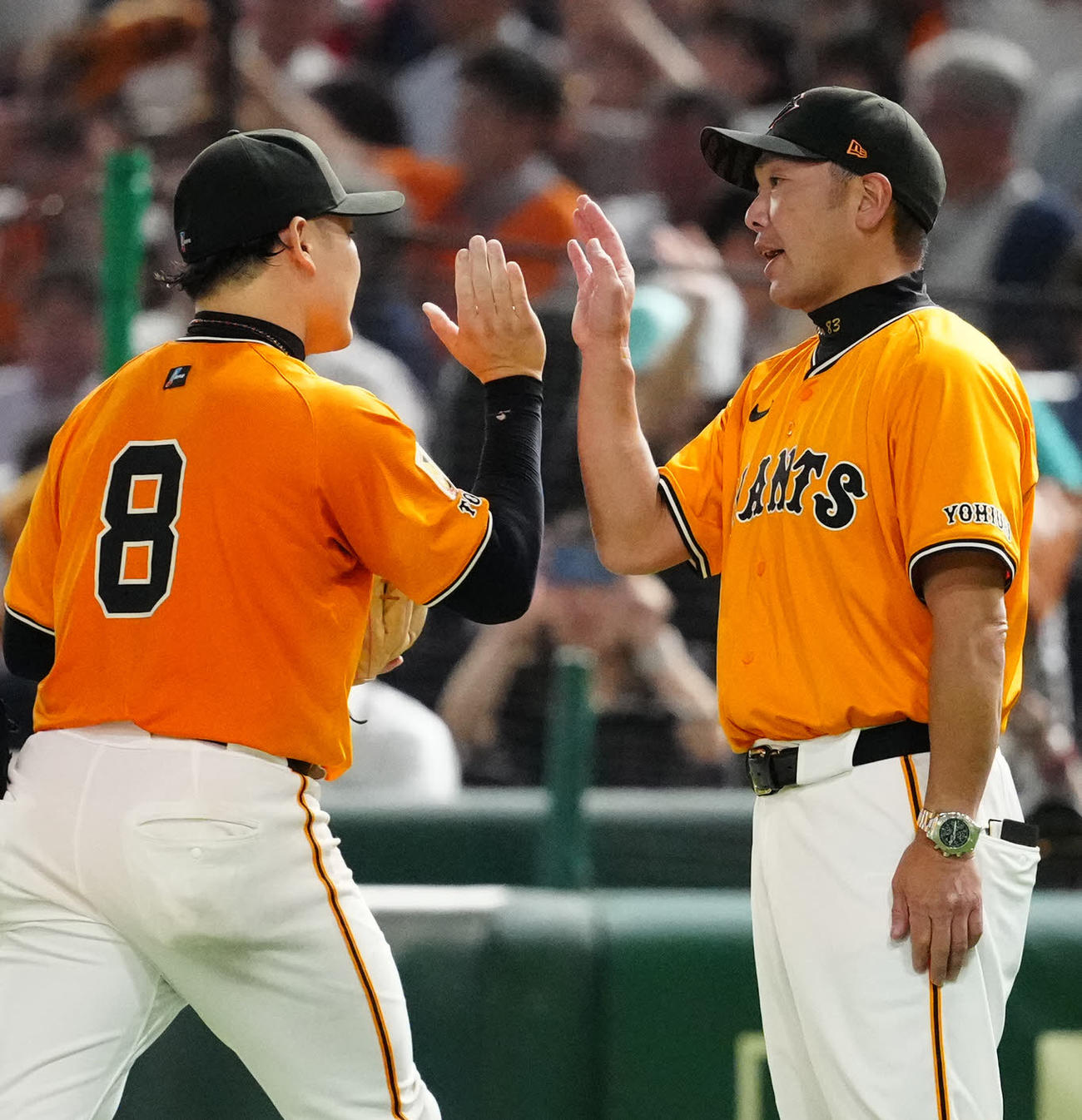 巨人対日本ハム　試合後、巨人丸（左）とタッチを交わす阿部監督（撮影・江口和貴）