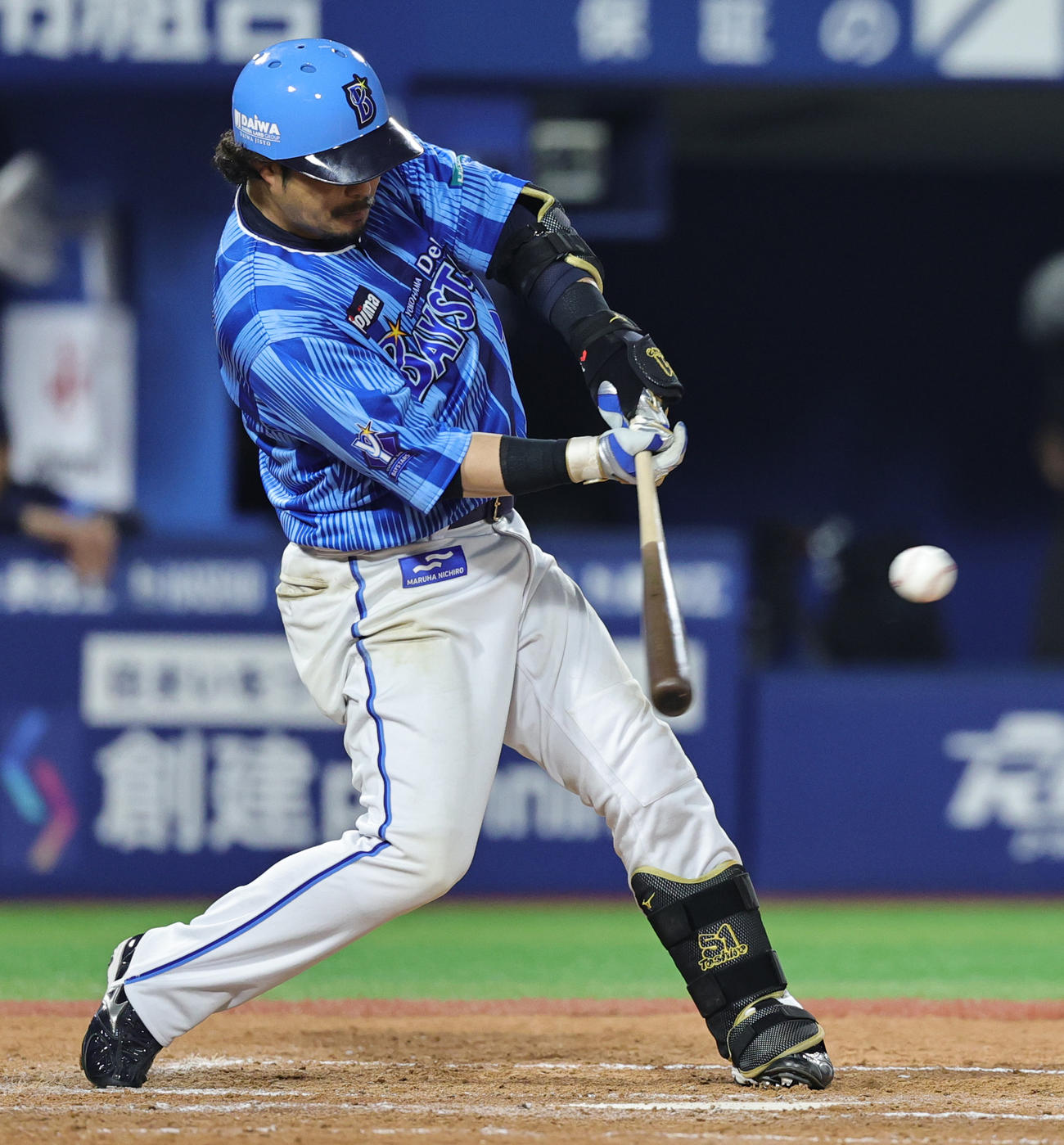 DeNA対西武　5回裏DeNA1死一、二塁、右2点適時二塁打を放つ宮崎（撮影・野上伸悟）