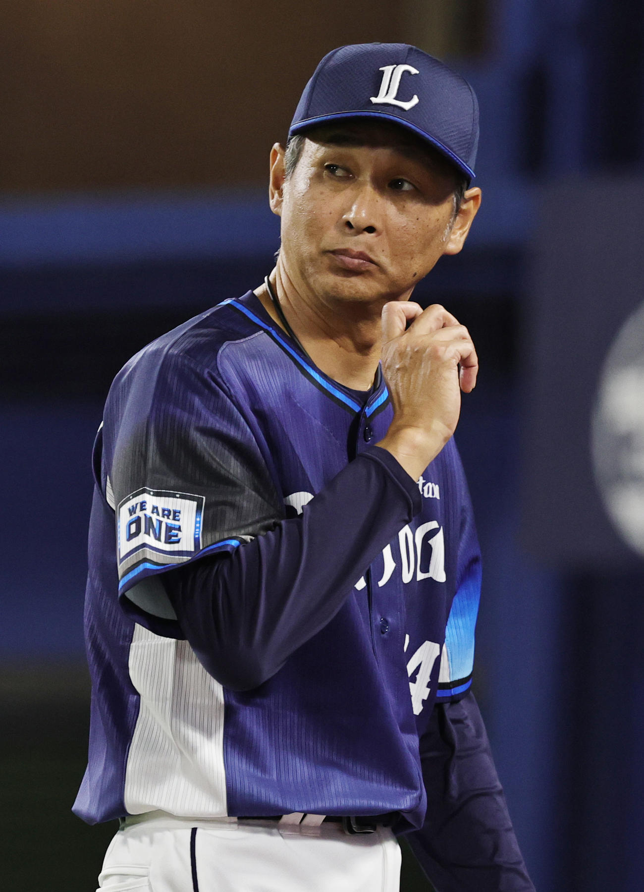 DeNA対西武　選手交代を告げベンチに戻る西武西口監督（撮影・野上伸悟）