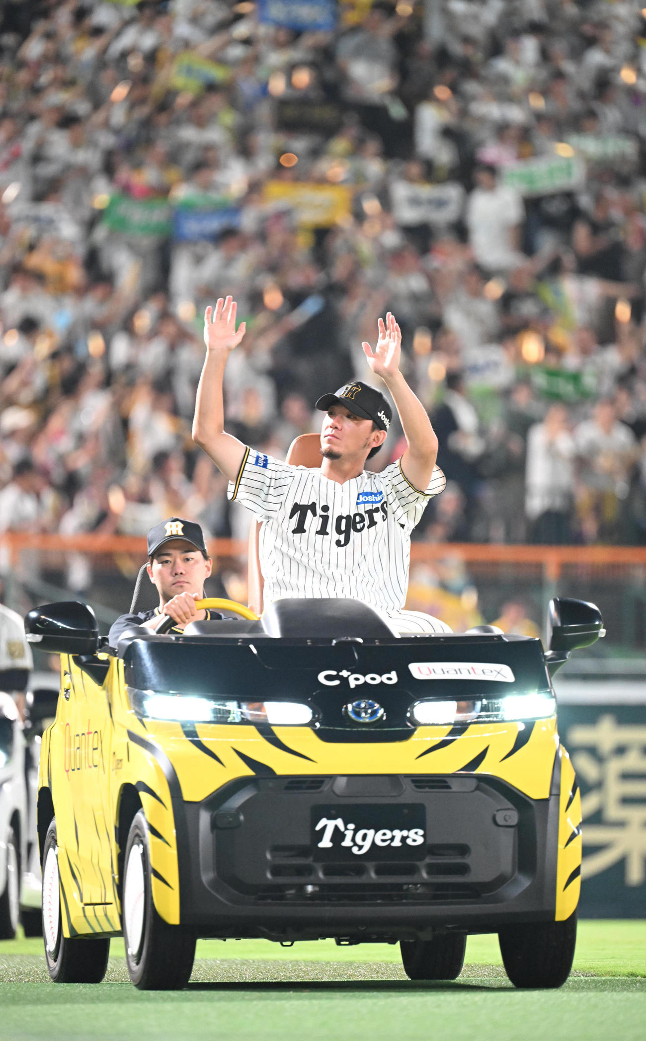 阪神対ロッテ　リリーフカーで場内1周し、ファンの拍手に手を振って応える伊藤将（撮影・和賀正仁）