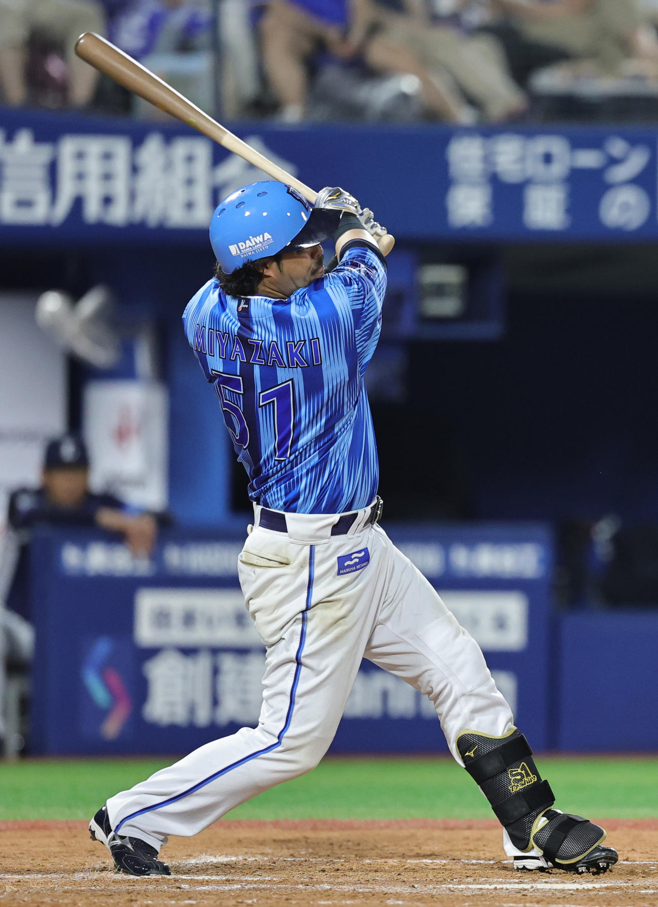 DeNA対西武　5回裏DeNA1死一、二塁、右2点適時二塁打を放つ宮崎（撮影・野上伸悟）