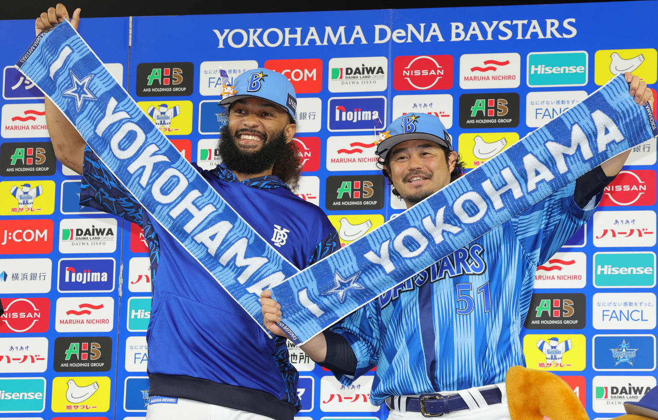 DeNA対西武　お立ち台で喜ぶDeNAジャクソン（左）と宮崎（撮影・野上伸悟）