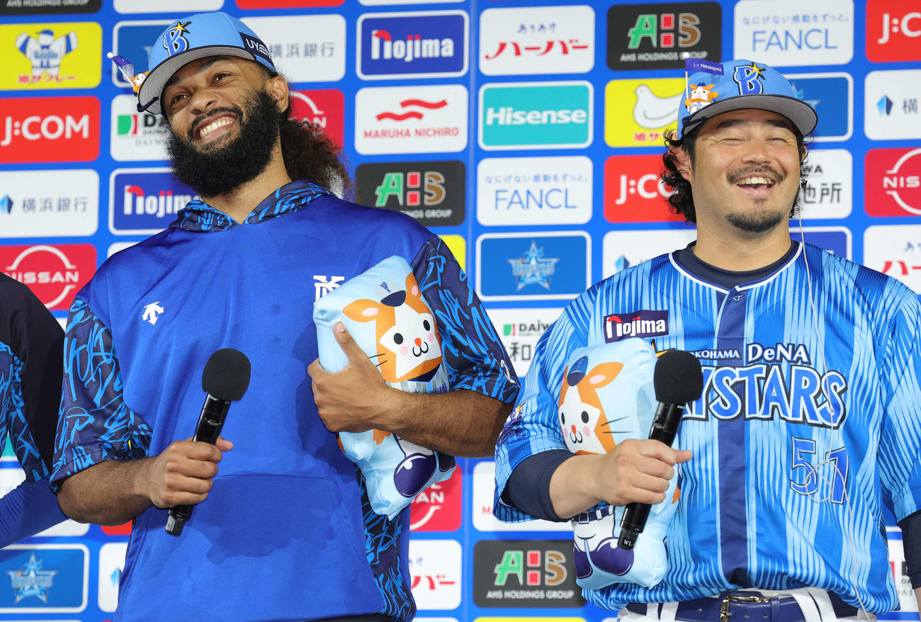 DeNA対西武　ヒーローインタビューで笑顔を見せるDeNAジャクソン（左）と宮崎（撮影・野上伸悟）