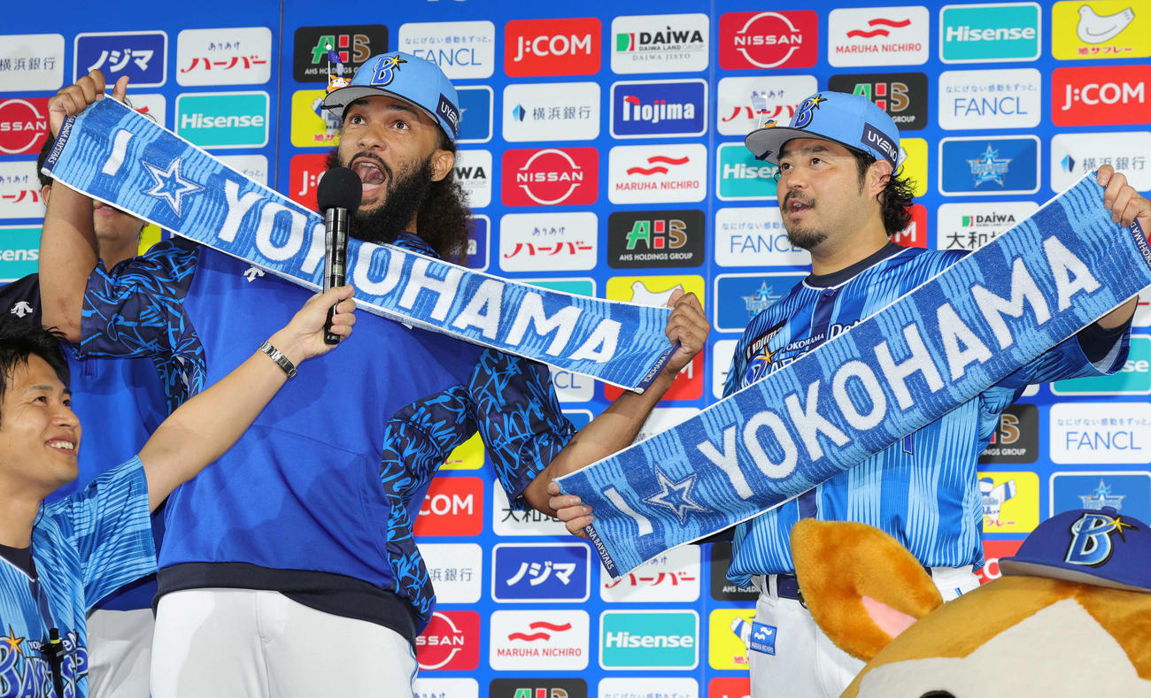 DeNA対西武　ヒーローインタビューで喜ぶDeNAジャクソン（左）と宮崎（撮影・野上伸悟）