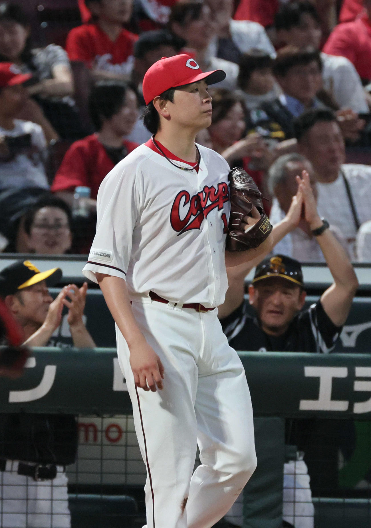 広島対ソフトバンク　4回表ソフトバンク2死一、二塁、中村に適時二塁打を浴びた大瀬良（撮影・加藤孝規）
