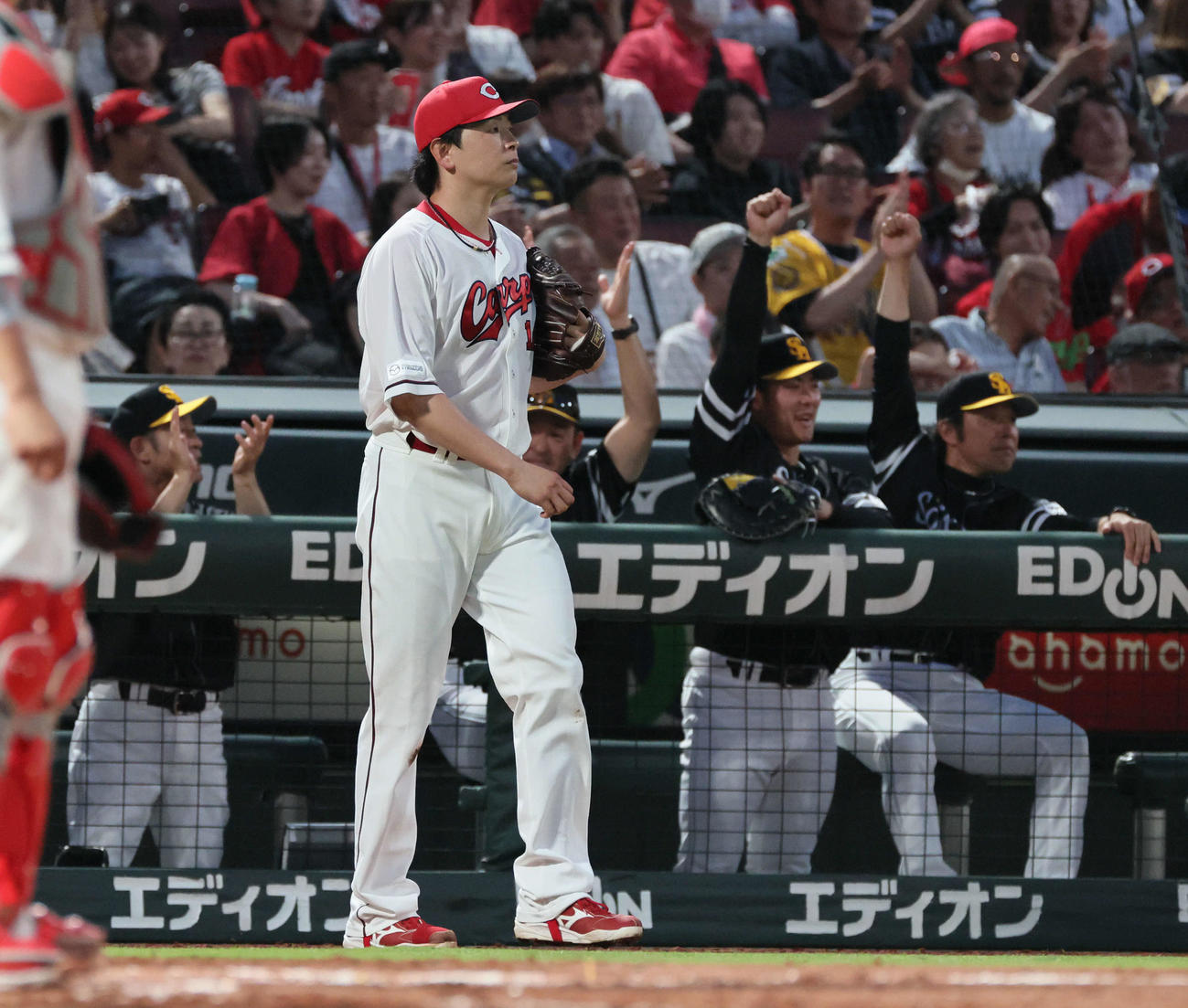 広島対ソフトバンク　4回表ソフトバンク2死一、二塁、中村に適時二塁打を浴びた大瀬良（撮影・加藤孝規）