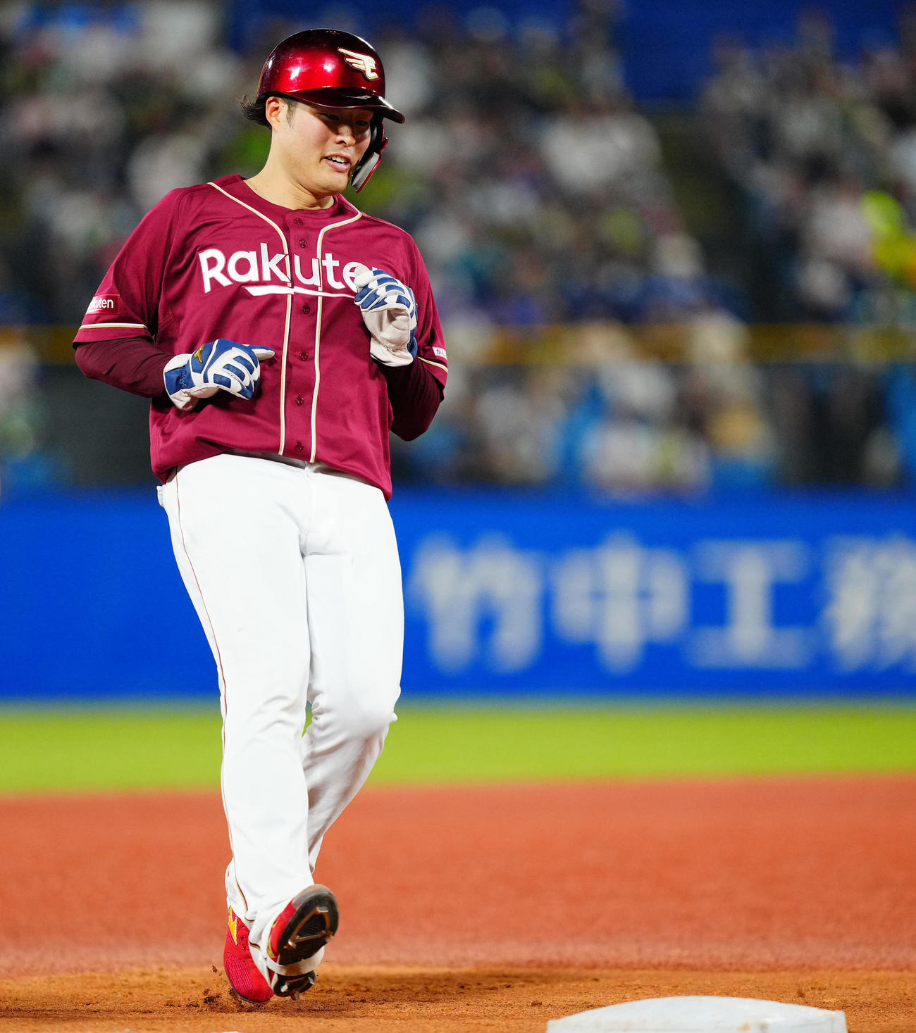 ヤクルト対楽天　6回表楽天1死一塁、村林の二塁打で三塁まで進む一走滝中（撮影・垰建太）