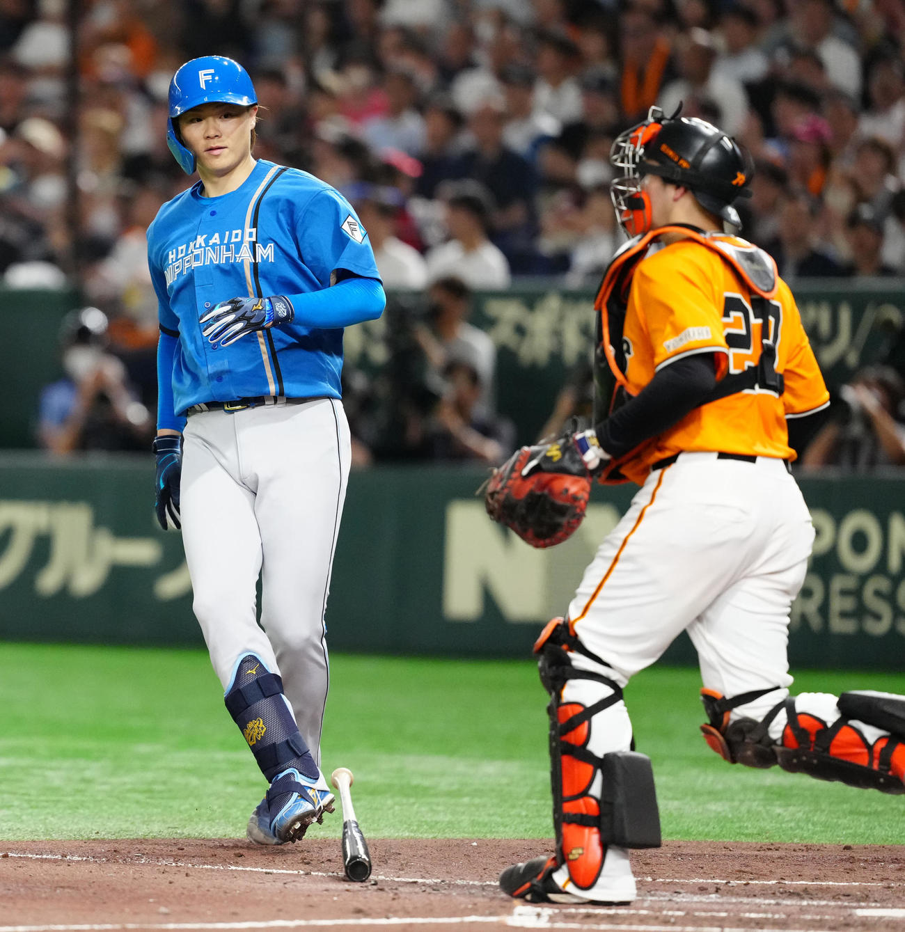 巨人対日本ハム　5回表日本ハム無死二塁、空振り三振に倒れた山崎（左）（撮影・江口和貴）