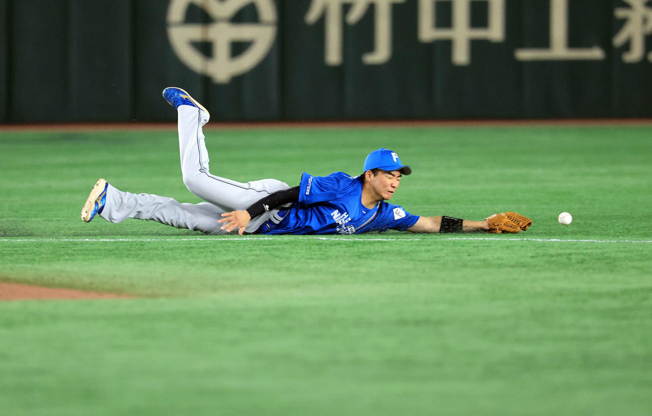 巨人対日本ハム　8回裏巨人無死、吉川の打球に飛び付くも届かず安打にする山県（撮影・浅見桂子）