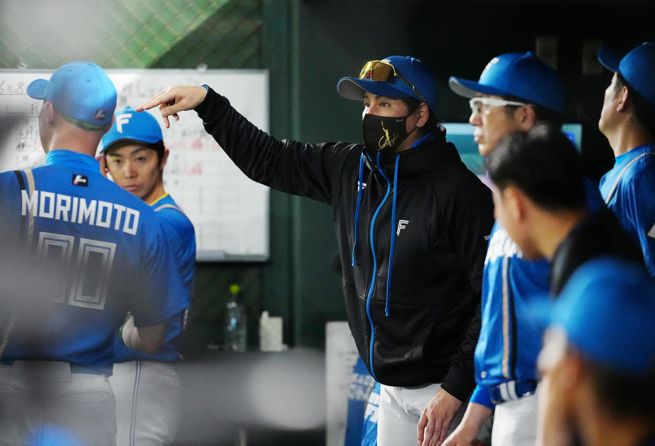 巨人対日本ハム　8回裏、ベンチで指示を出す日本ハム新庄監督（中央）（撮影・江口和貴）
