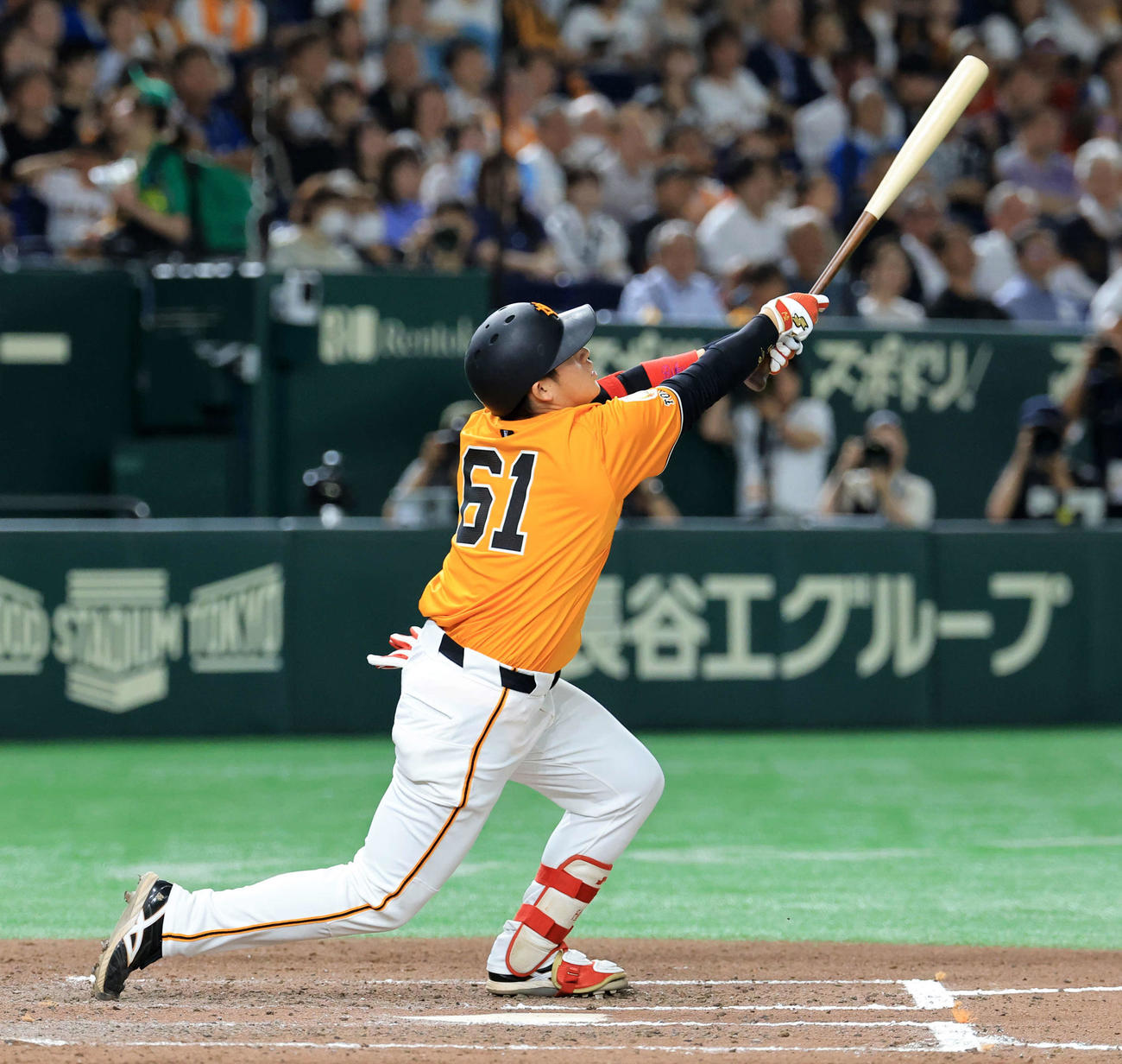 巨人対日本ハム　6回裏巨人1死二、三塁、増田陸は同点犠飛を放つ（撮影・浅見桂子）