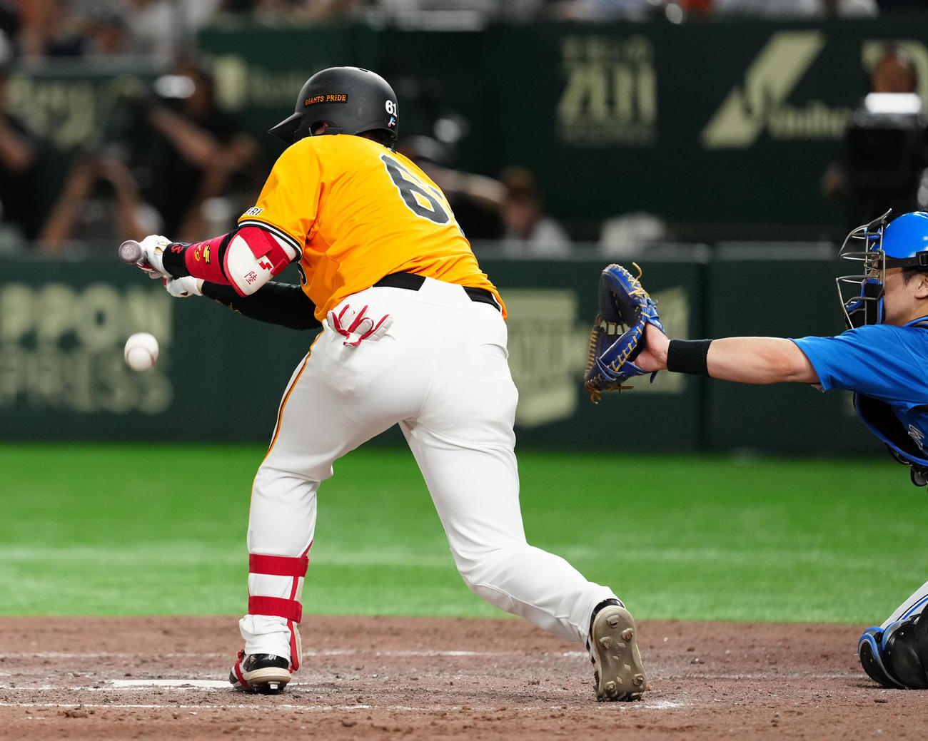 巨人対日本ハム　8回裏巨人無死一塁、送りバントを決める増田陸（撮影・江口和貴）