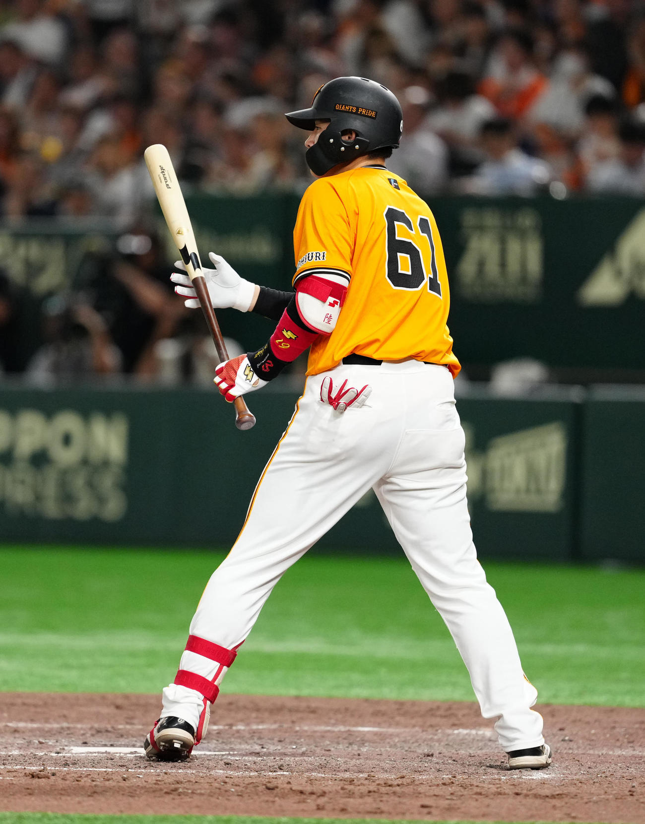 巨人対日本ハム　8回裏巨人無死一塁、送りバントを構えを見せる増田陸（撮影・江口和貴）