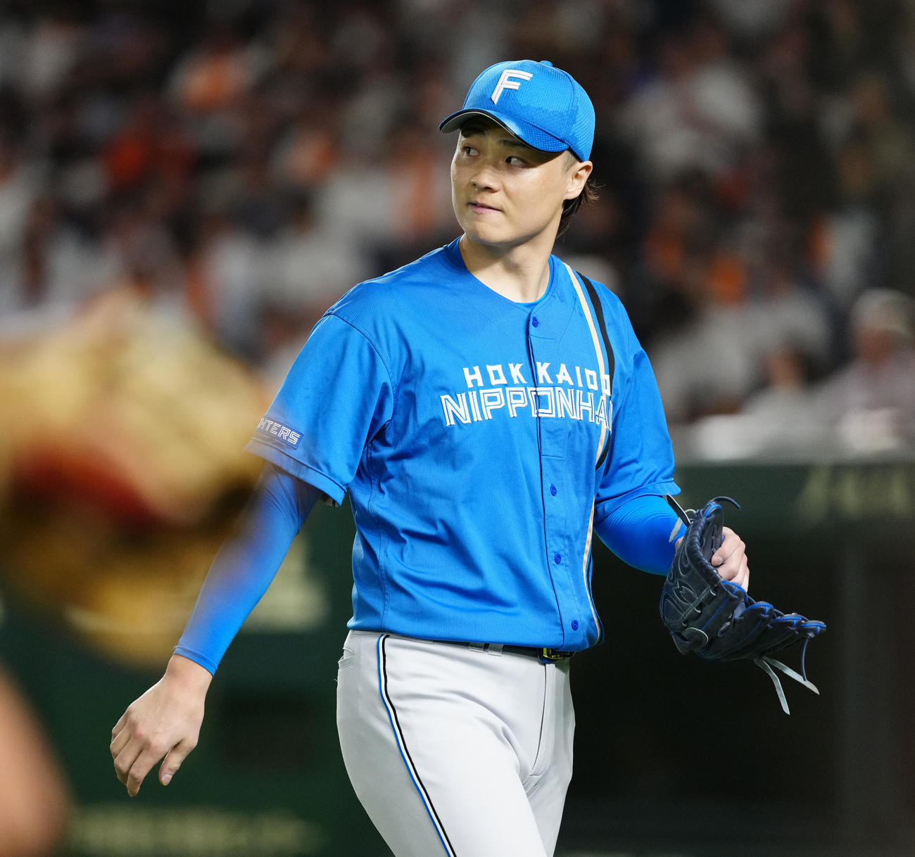 巨人対日本ハム　6回裏終了後、ベンチに引き揚げる日本ハム先発の山崎（撮影・江口和貴）