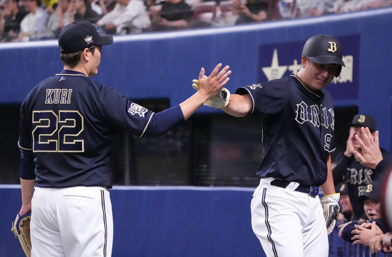 中日対オリックス　4回表オリックス2死一、二塁、杉本（右）は西川の左前適時打で生還し九里とタッチを交わす（撮影・森本幸一）