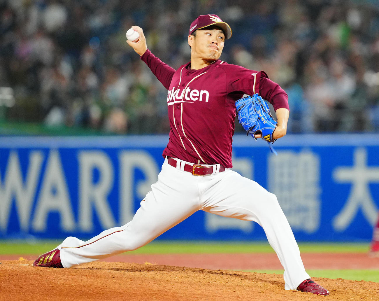 ヤクルト対楽天　9回裏、楽天3番手で登板し力投する則本（撮影・垰建太）