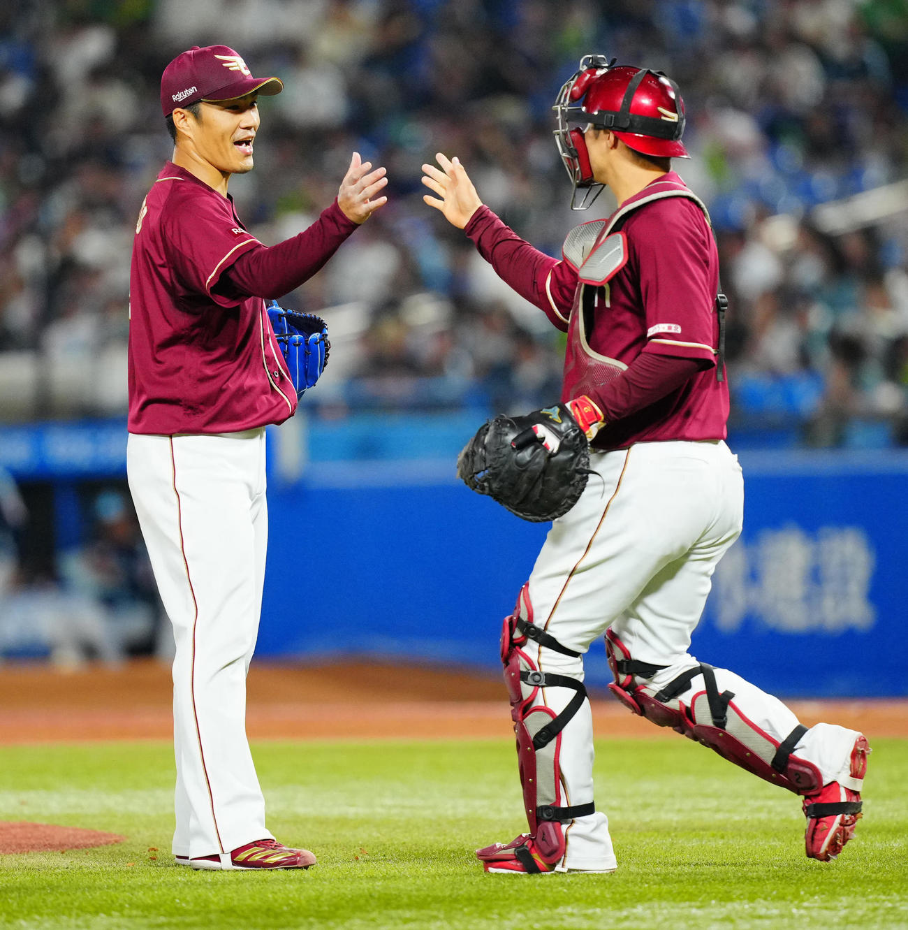 ヤクルト対楽天　9回裏ヤクルトの攻撃を無失点に抑え最後を締めた楽天則本（左）は太田とタッチを交わす（撮影・垰建太）