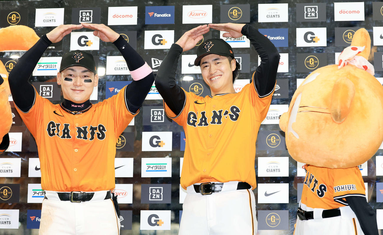 巨人対日本ハム　シスタージャビット（右）にのぞかれながら勝利投手の巨人西舘（中央）は丸と笑顔でまるポーズ（撮影・浅見桂子）