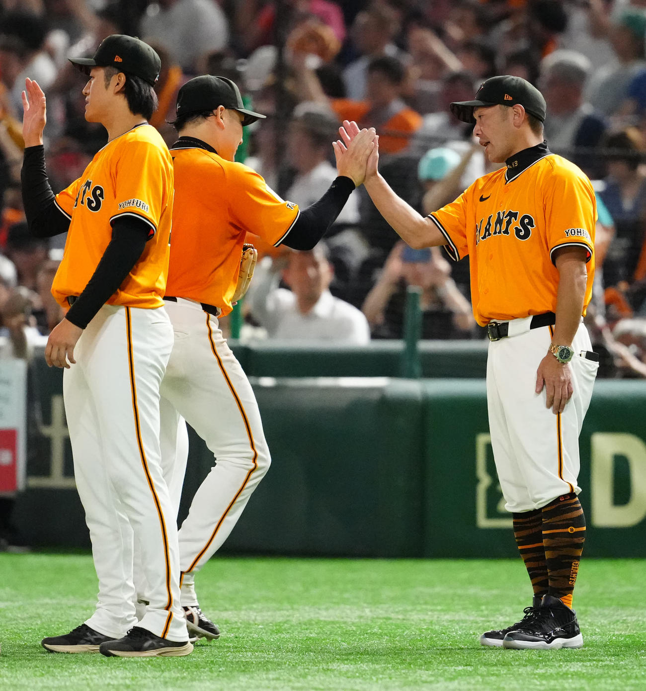 巨人対日本ハム　試合後、巨人丸（中央）とタッチを交わす阿部監督。左は西舘（撮影・江口和貴）