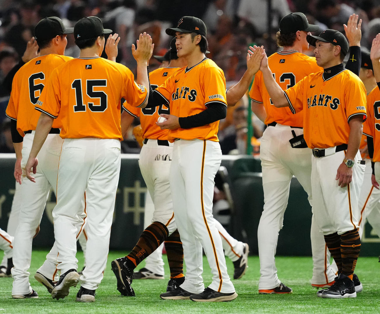 巨人対日本ハム　試合後、チームメートとタッチを交わす巨人西舘（中央）。右は阿部監督（撮影・江口和貴）