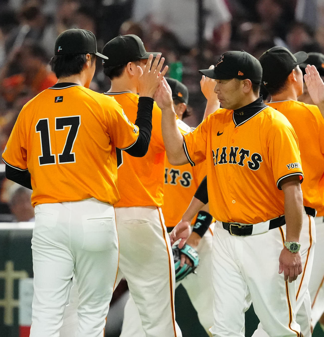 巨人対日本ハム　試合後、巨人西舘（左）とタッチを交わす阿部監督（撮影・江口和貴）